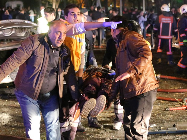 Pessoas carregam ferido após atentado a bomba no centro de Ancara, Turquia, no dia 13 de março (Foto: Erol Ucem/AFP)