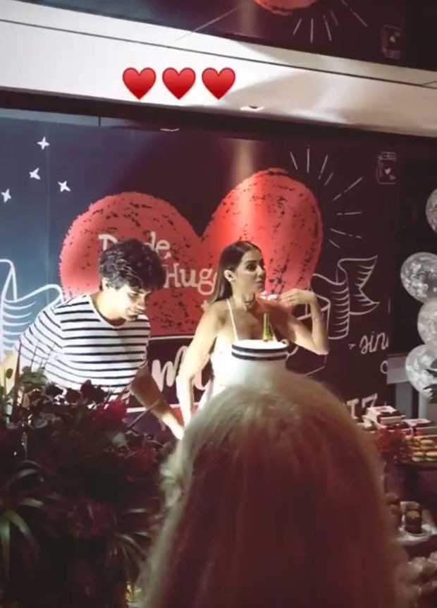Deborah Secco canta parabéns em festa de aniversário (Foto: Reprodução Instagram)