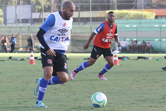 Guiñazu no treino do Vasco na tarde desta segunda-feira (Foto: Marcelo Sadio/vasco.com.br)