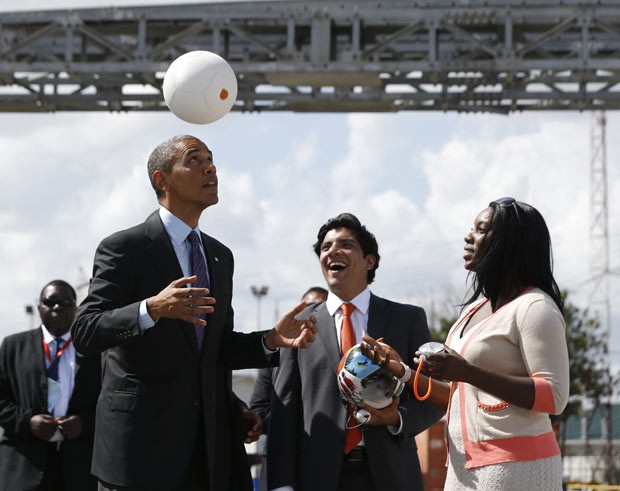 O presidente dos EUA, Barack Obama, faz embaixadinhas nesta terça-feira (2) durante visita a Dar es Salaam, na Tanzânia (Foto: Jason Reed/Reuters)