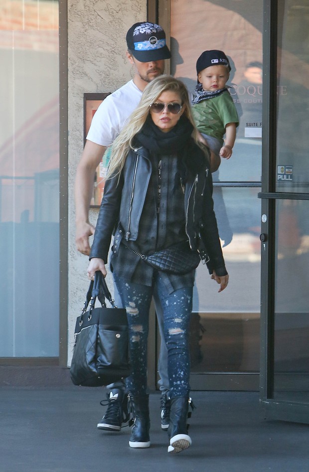 Fergie com o filho, Josh Duhamel, e o filho, Axl, em Los Angeles, nos Estados Unidos (Foto: AKM-GSI/ Agência)
