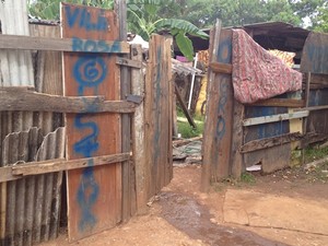 Famlia mora em um barraco s margens do Rio Meia-Ponte (Foto: Fernanda Borges/G1)