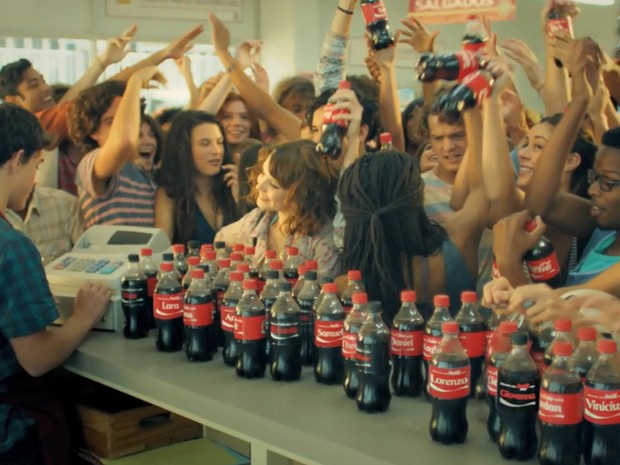 Participam da nova campanha as versões regular e zero de Coca-Cola (Foto: Reprodução/Coca-Cola)