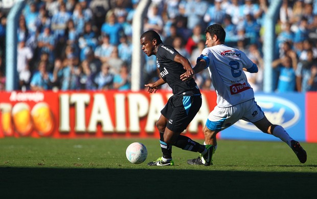 Fernando domina bola em empate do Grêmio com Novo Hamburgo (Foto: Lucas Uebel/Grêmio FBPA)