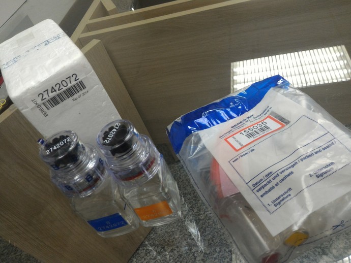 Frascos e material usado na coleta de urina e sangue em exames de doping (Foto: Vicente Seda)