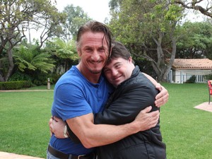 O astro americano Sean Penn abraça o protagonista de 'Colegas", Ariel Goldenberg, durante encontro em Los Angeles (Foto: Divulgação/Ariel Goldenberg)
