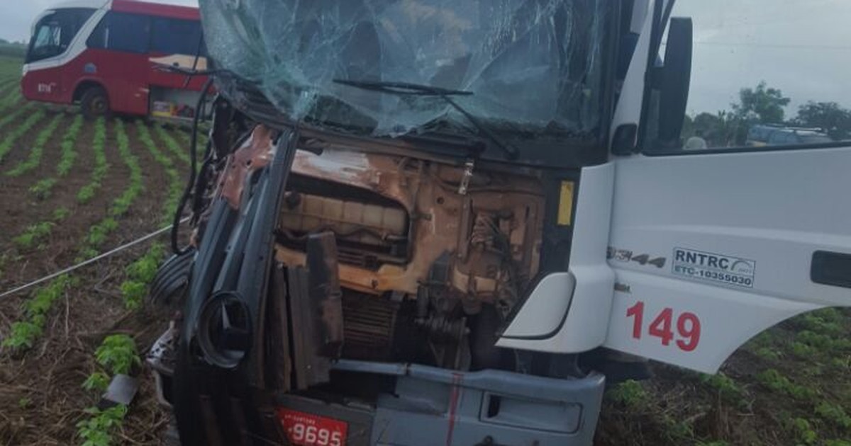 G1 Acidente Entre Carreta E ônibus Deixa Um Motorista Morto Na Br 156