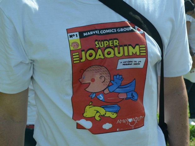 Familiares produziram camisetas onde Joaquim é representado como um super-herói (Foto: Gustavo Tonetto/G1)