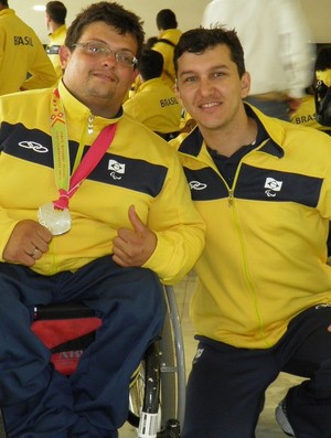 Rodrigo Marques e Wéverton Santos, atleta e técnico da equipe de halterofilismo CDDU (Foto: Divulgação/CDDU)