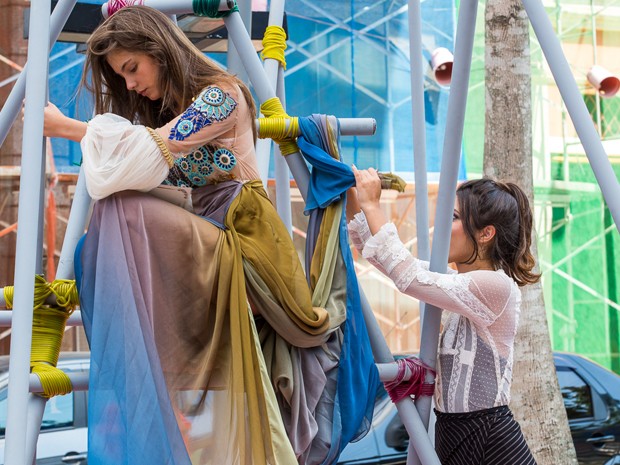 Bianca nem percebe que Jade está sabotando seu vestido (Foto: Pedro Curi/Gshow)