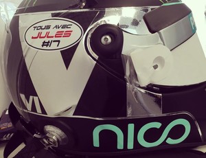 Capacete de Nico Rosberg mostra mensagem de apoio à recuperação de Bianchi (Foto: Reprodução/Twitter)