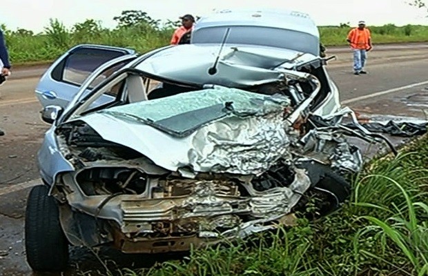 Motorista morre após batida de carro e carreta carregada com gado na BR-158, em Jataí, Goiás (Foto: Reprodução/TV Anhanguera)