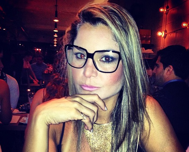 Letícia Weiss não tem problema de visão, mas acha óculos estilosos (Foto: Acervo Pessoal)