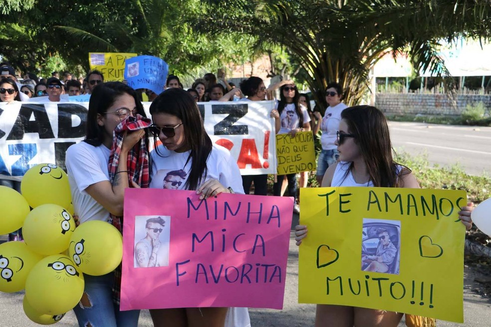 Amigos de Mikaela Ferreira fizeram ato pela paz e cobram investigação sobre autoria do tiro que matou barbeira (Foto: Elias Medeiros)