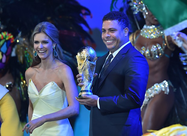 Fernanda Lima com Ronaldo (Foto: AFP)