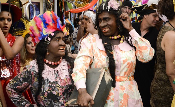 Briti (Isabelle Marques) e Adelaide (Rodrigo Sant’anna) pedem contribuições para suas fantasias de carnaval (Foto: TV Globo / Raphael Dias)