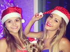 De gorrinho e top, Babi Rossi faz pose de Natal com a irmã 