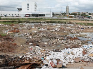 Lixo acumulado próximo ao Hospital Universitário (Foto: Taisa Alencar/G1)