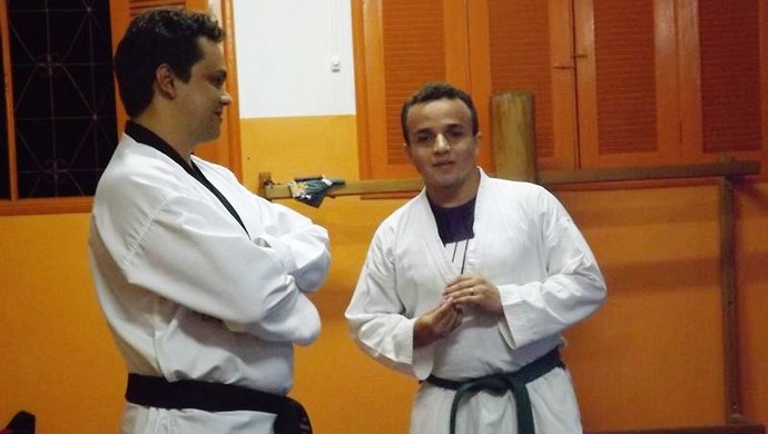 Chelton ao lado de seu mestre, Itassí Camargo. (Foto: Quésia Melo)