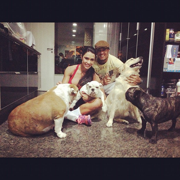 Gracyanne Barbosa com Belo e seus cachorros de estimação (Foto: Instagram/ Reprodução)