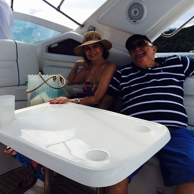 Rosamaria Murtinho com Mauro Mendonça em passeio de barco em Angra dos Reis, na Costa Verde do Rio de Janeiro (Foto: Instagram/ Reprodução)