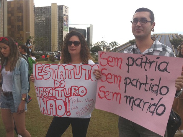 Casal durante passeata em Brasília (Foto: Rafaela Céo / G1)