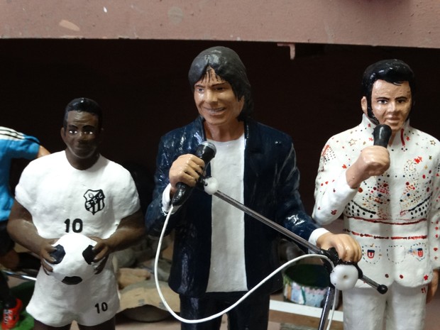 Os reis do futebol, da música brasileira e do rock retratados pelo artesão (Foto: Lafaete Vaz/TV Asa Branca)