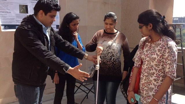 Sensor na bengala emite uma vibração ao usuário ao detectar objetos ou pessoas no caminho (Foto: BBC/Reprodução) Sensor na bengala emite uma vibração ao usuário ao detectar objetos ou pessoas no caminho (Foto: BBC/Reprodução)