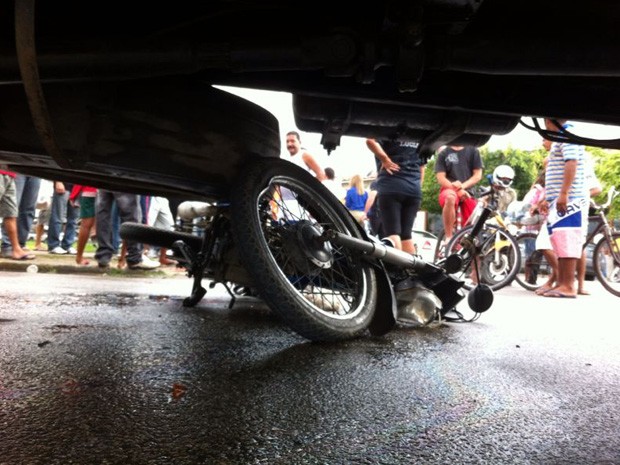 Neste outro acidente, motociclista ficou apenas ferido, mas moto ficou sob caminhão. (Foto: Kety Marinho/TV Globo)