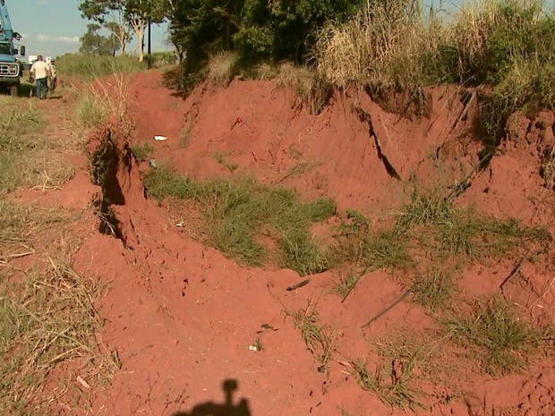 Após capotagem, viatura caiu em barranco ao lado da rodovia (Foto: Valdinei Malaguti/EPTV)