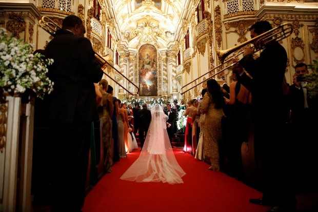 Vestido de noiva de Preta Gil tem 50 mil pérolas e renda chantilly francesa (Foto: Ag. News) Vestido de noiva de Preta Gil tem 50 mil pérolas e renda chantilly francesa (Foto: Ag. News)