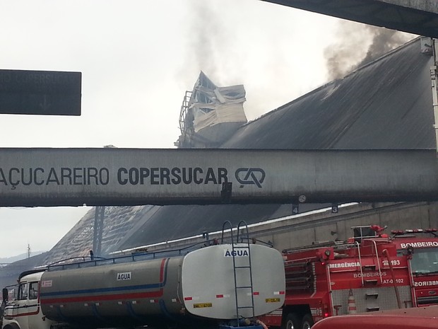 Incêndio consome a parte interna dos armazéns (Foto: Mariane Rossi / G1)