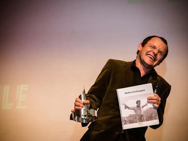 Matheus Nachtergaele agradece ao público a homenagem (Foto: Divulgação)