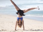 Bianca Rinaldi mostra elasticidade ao fazer exercícios na praia