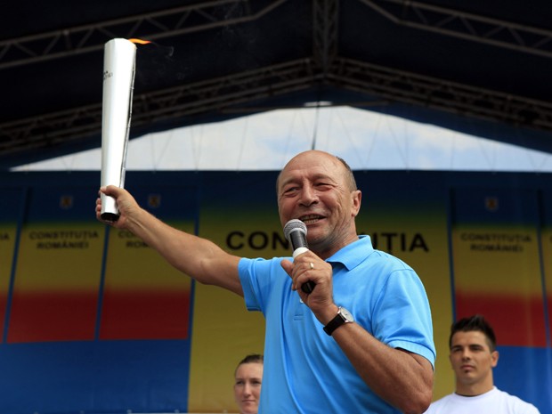 Presidente suspenso da Rômenia Traian Basescu segura a "Tocha da democracia" em Cluj-Napoca, a 426 km de Bucareste (Foto: Reuters)
