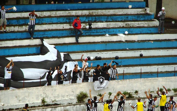 Jogadores do Botafogo comemoram empate (Foto: Filipe Rodrigues/ Globoesporte.com)