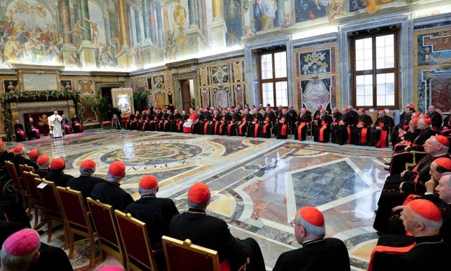 Papa Francisco, bispos e cardeais da Cúria (Foto: POOL / Reuters)