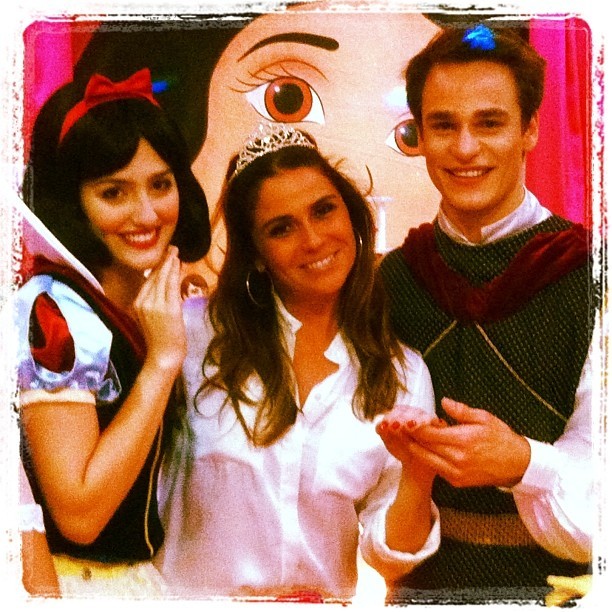 Giovanna posou com o príncipe e a princesa da festa (Foto: Instagram/ Reprodução)