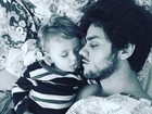 Felipe Simas posta foto fofíssima em que dorme ao lado do filho