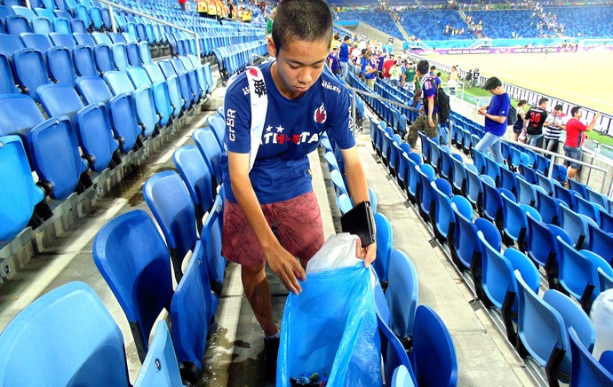 torcida japoneses recolhendo lixo após jogo (Foto: Chandy Teixeira)