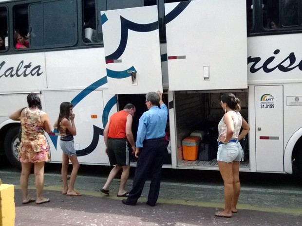 Grupo de turistas volta para Minas Gerais após sofrer arrastão em Guarujá, SP (Foto: Carlos Abelha/TV Tribuna)