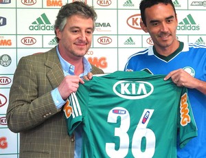 Thiago Alves apresentado Palmeiras (Foto: Gustavo Serbonchini)