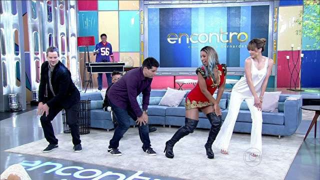 Valesca dança com os apresentadores (Foto: Encontro com Fátima Bernardes/TV Globo)