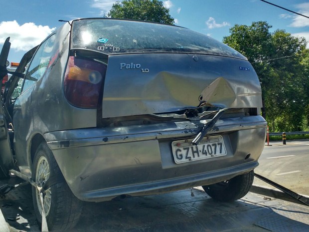 Acidente entre dois carros na rodovia, próximo a Pariquera-Açú (Foto: Rinaldo Rori/G1)