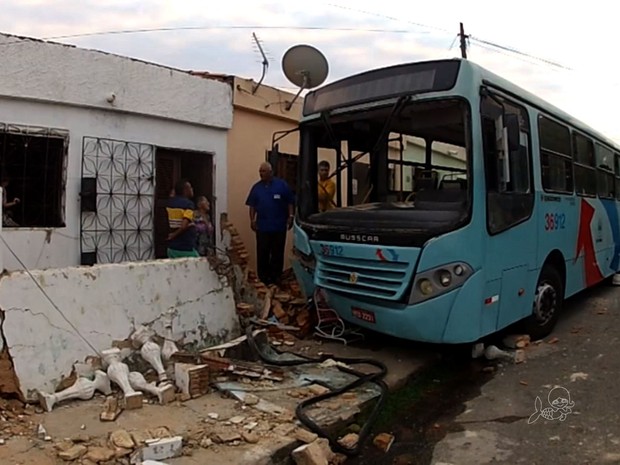 Ônibus desce avenida e mata mulher (Foto: TV Verdes Mares/Reprodução)
