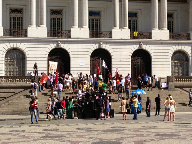 Um outro grupo realiza um protestona escadaria da Câmara dos Vereadores (Foto: Cristiane Cardoso/G1)
