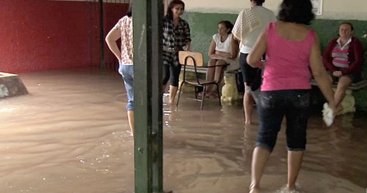 G1 Mais de 300 alunos ficam sem aulas após chuva alagar escola de