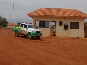 Entrada da sede da fazenda que sofreu tentativa de assalto  (Foto: Divulgação/Polícia Militar)