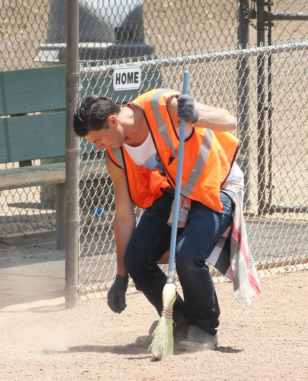 Vitalii Sediuk cumpre serviço comunitário em parque em Los Angeles, nos Estados Unidos (Foto: David Buchan/ Getty Images/ AFP)