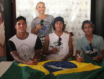Gabriel Medina, Miguel Pupo e Samuel Pupo (Foto: Divulgação/ Vult Cosmética)